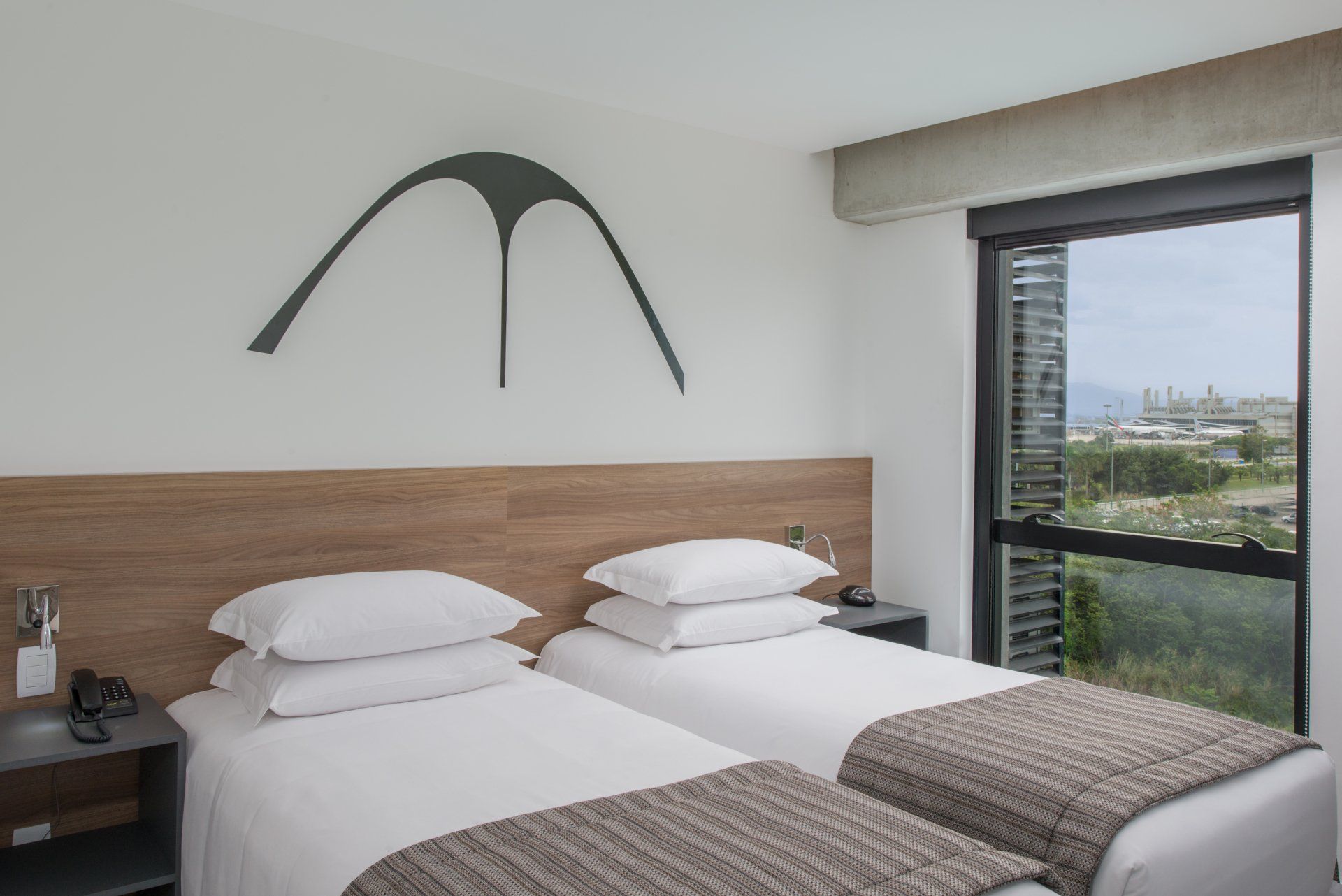 Quarto Superior com duas camas de solteiro no Hotel Linx Galeão, no Rio de Janeiro