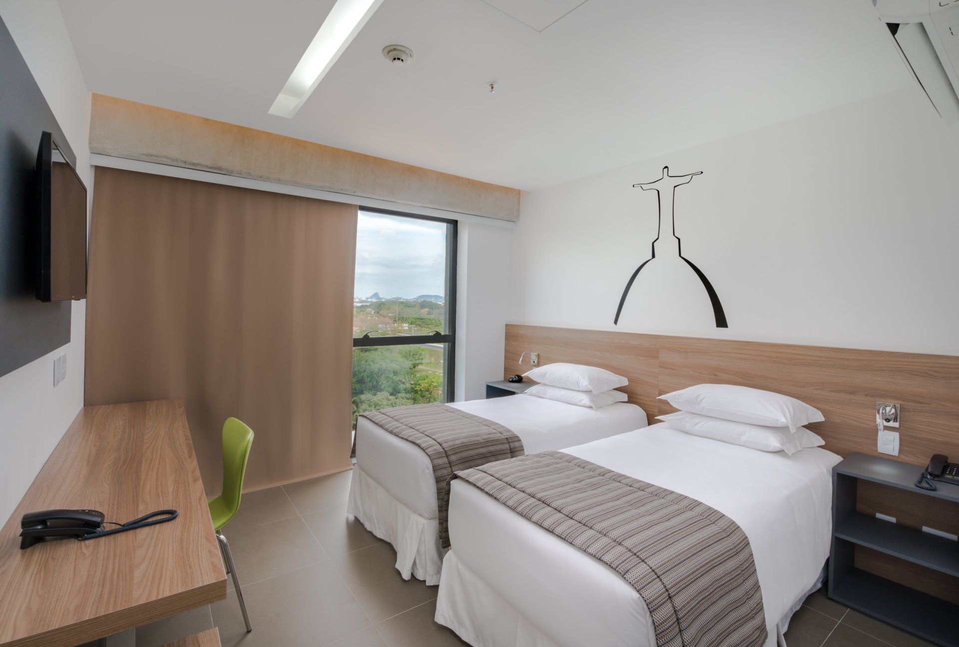 Quarto Standard com duas camas de solteiro no Hotel Linx Galeão, no Rio de Janeiro