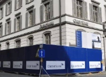 Ein Gebäude mit einem blauen Zaun davor