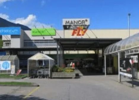 Ein großes Gebäude mit einem Schild mit der Aufschrift „Manor Fly“