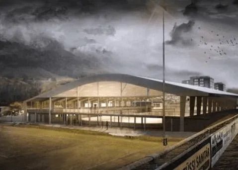 Darstellung einer großen Sporthalle aus Holz mit geschwungenem Dach vor einer Bergkulisse mit bewölktem Himmel.