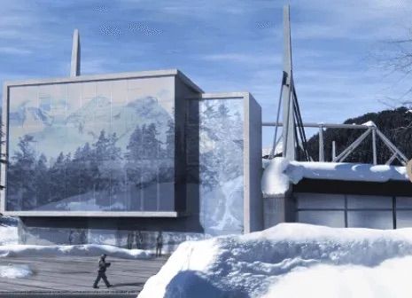 Ein Mann geht vor einem Gebäude, auf dessen Boden Schnee liegt