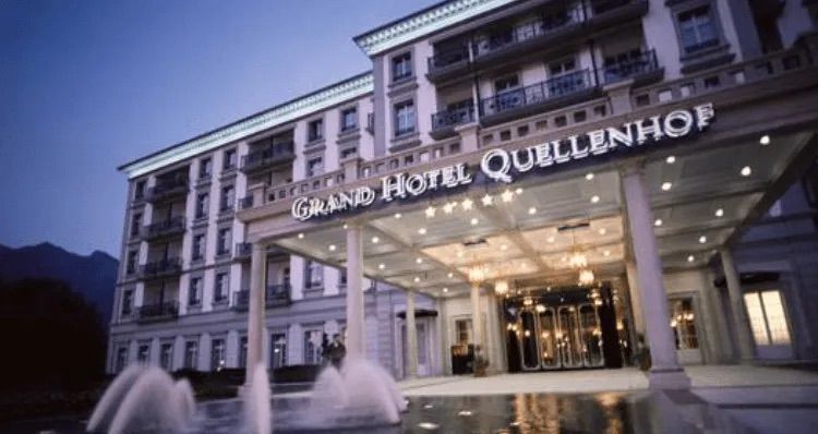 Ein großes Hotel mit einem Brunnen davor