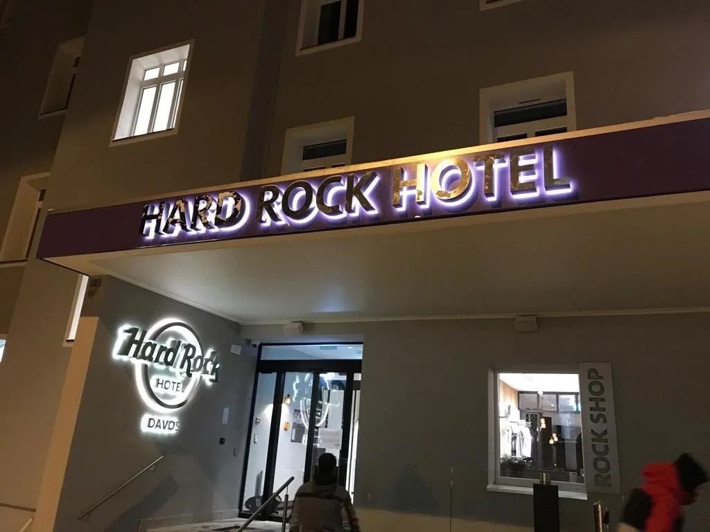 Ein Hard Rock Hotel ist nachts beleuchtet.