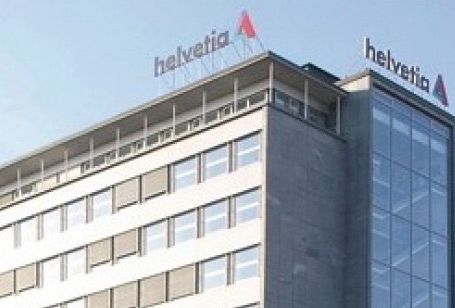 Ein Gebäude mit der Aufschrift Helvetia auf dem Dach