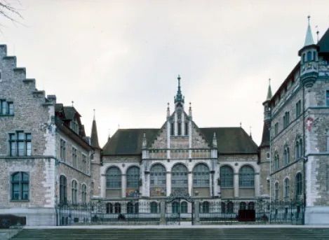 Ein großes Gebäude mit einem Turm darauf