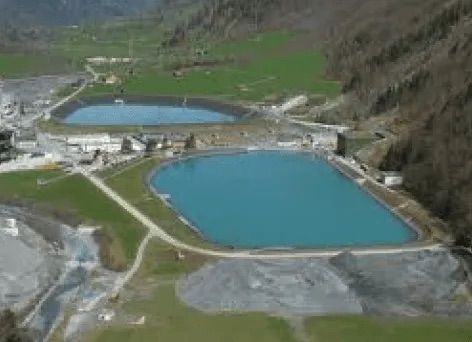 Eine Luftaufnahme einer großen Wassermasse inmitten eines Feldes.