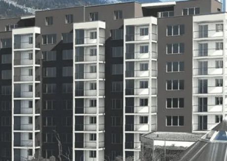 Ein hohes Gebäude mit vielen Fenstern und Balkonen