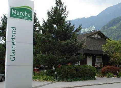 Ein großes weißes Schild mit der Aufschrift „Marche“