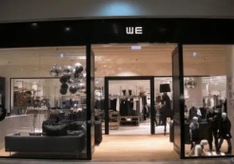 Eine Ladenfront mit einem Schild mit der Aufschrift „Wir“ darauf