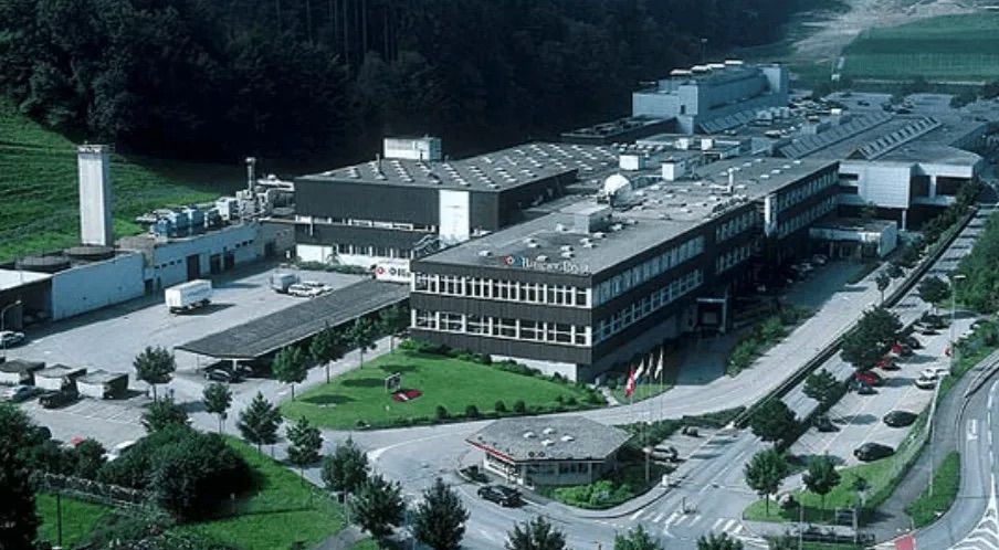 Eine Luftaufnahme eines großen Gebäudes, umgeben von Bäumen