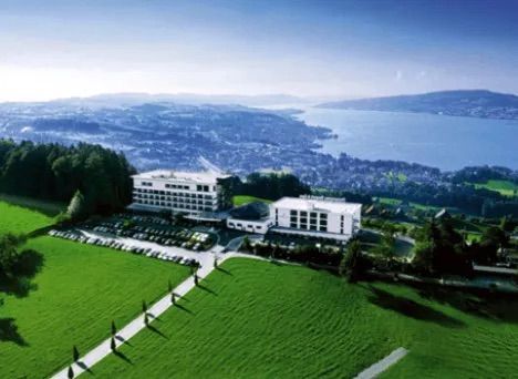 Eine Luftaufnahme eines Hotels auf einem Hügel mit Blick auf einen See.