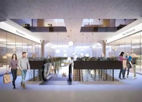 Eine Gruppe von Menschen geht durch ein Einkaufszentrum.