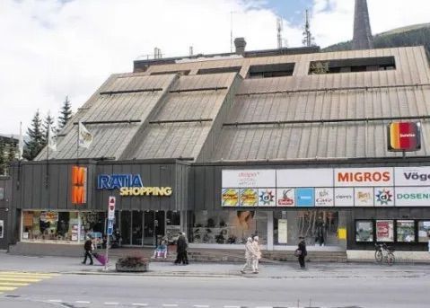 Ein Gebäude, auf dem das Wort „Shopping“ steht