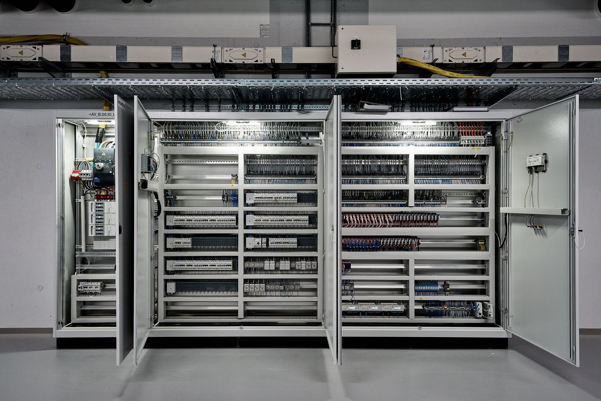 Ein großes elektrisches Bedienfeld mit geöffneten Türen