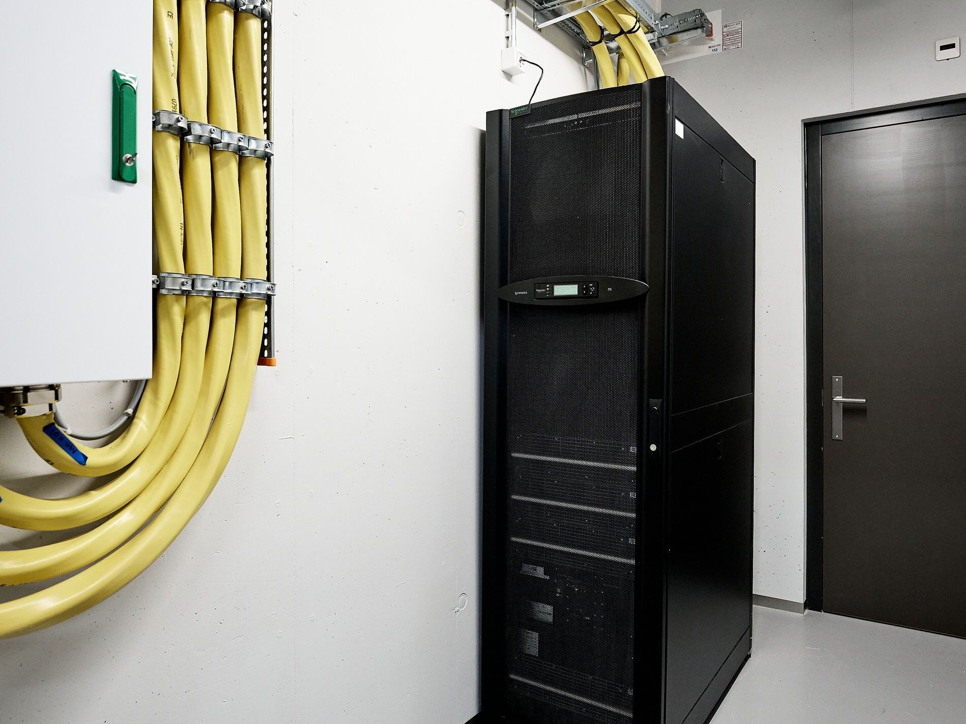 Ein Server steht in einem Raum neben einer Tür
