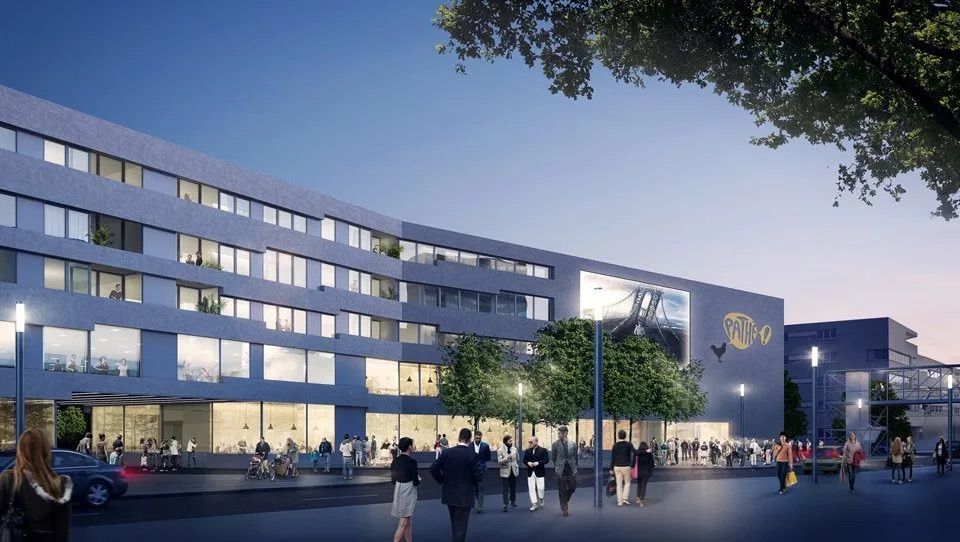 Eine Gruppe von Menschen geht vor einem großen Gebäude entlang.