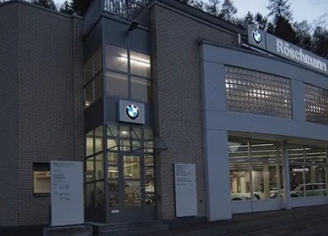 Ein Backsteingebäude mit einem BMW-Logo darauf