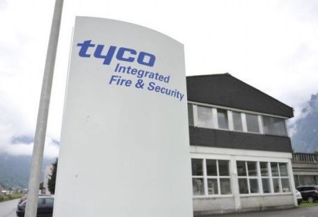 Ein integriertes Brand- und Sicherheitsschild von Tyco vor einem Gebäude