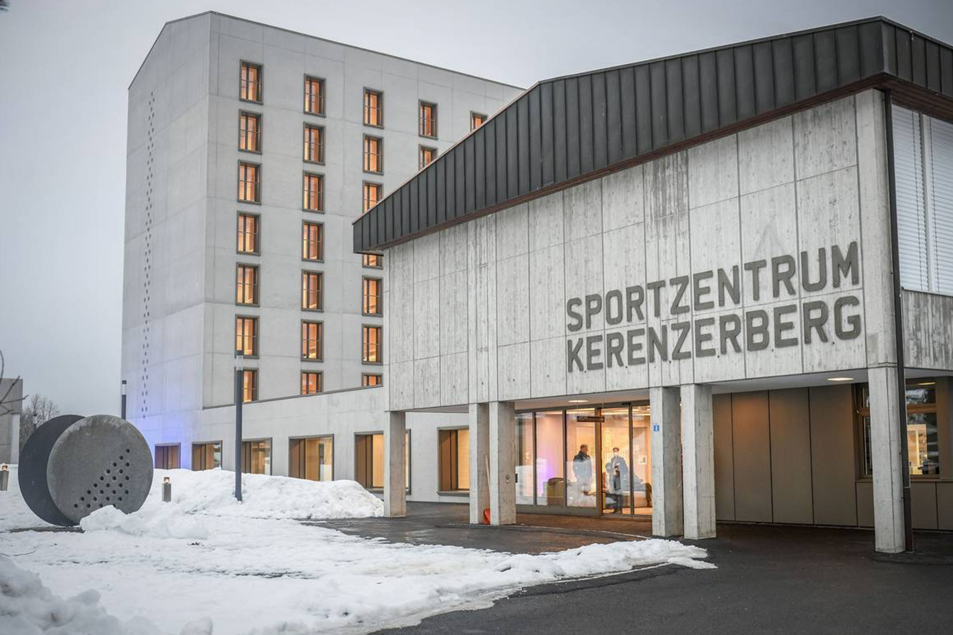 Ein großes Gebäude mit der Aufschrift Sportzentrum Kerenzerberg