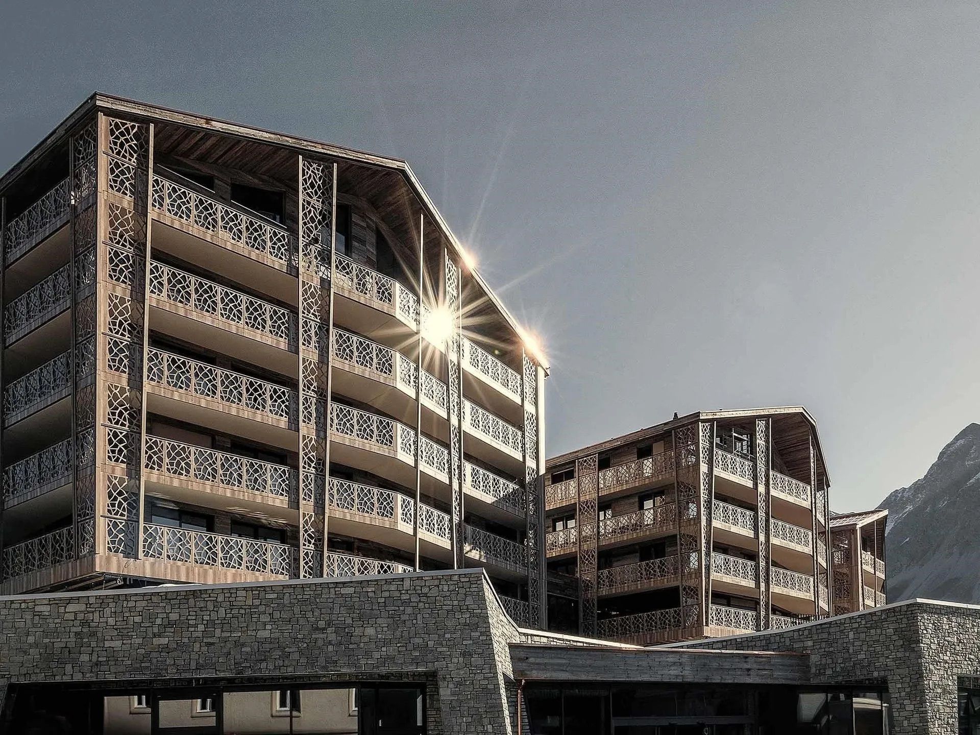 Ein großes Gebäude, durch dessen Fenster die Sonne scheint