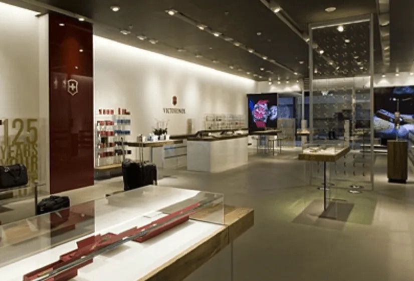 Ein Schweizer Armeeuhrengeschäft mit einer Ausstellung von Uhren