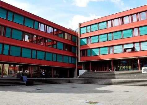 Ein großes rotes Gebäude mit vielen Fenstern