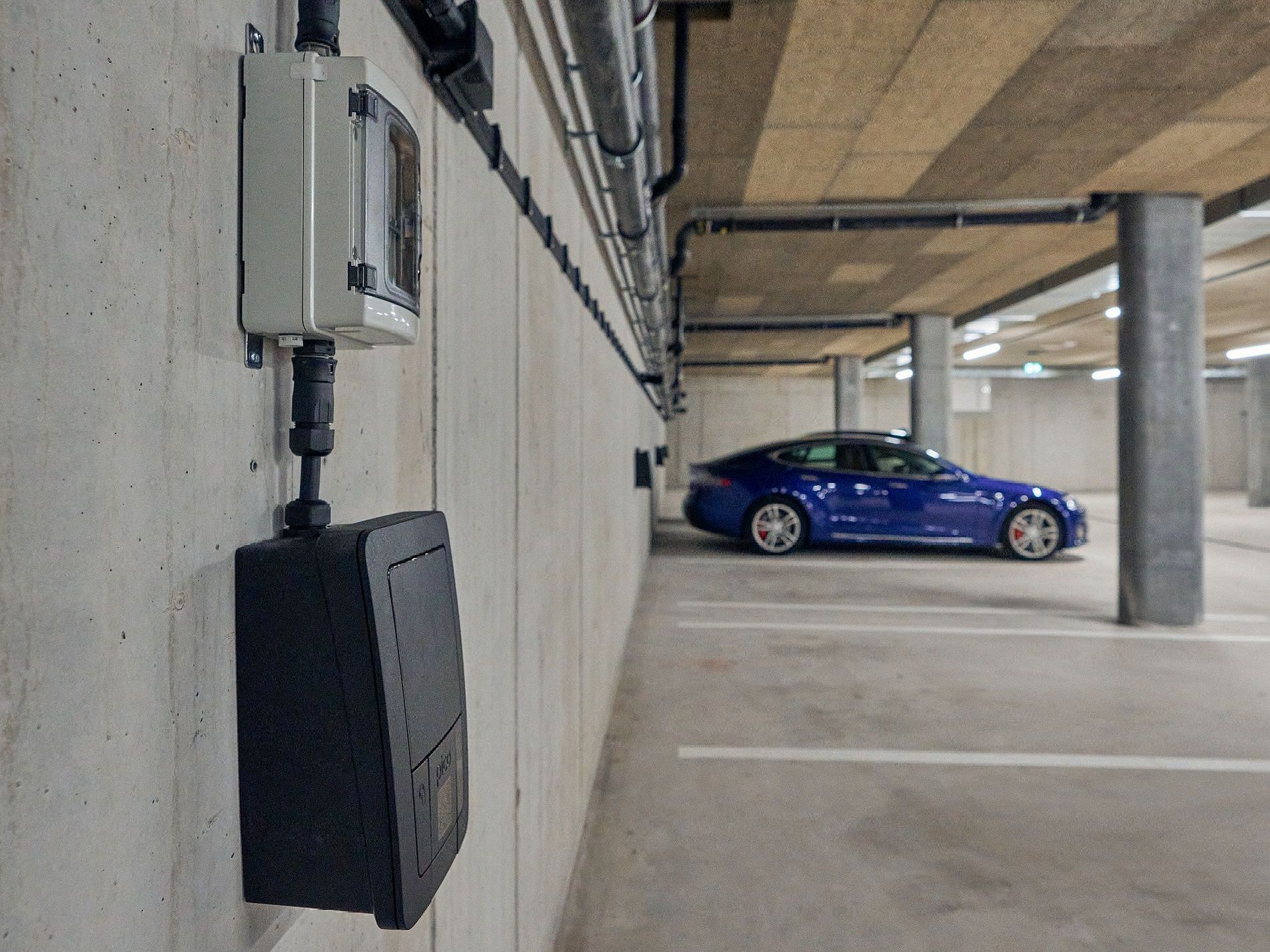 Ein blaues Auto steht in einem Parkhaus