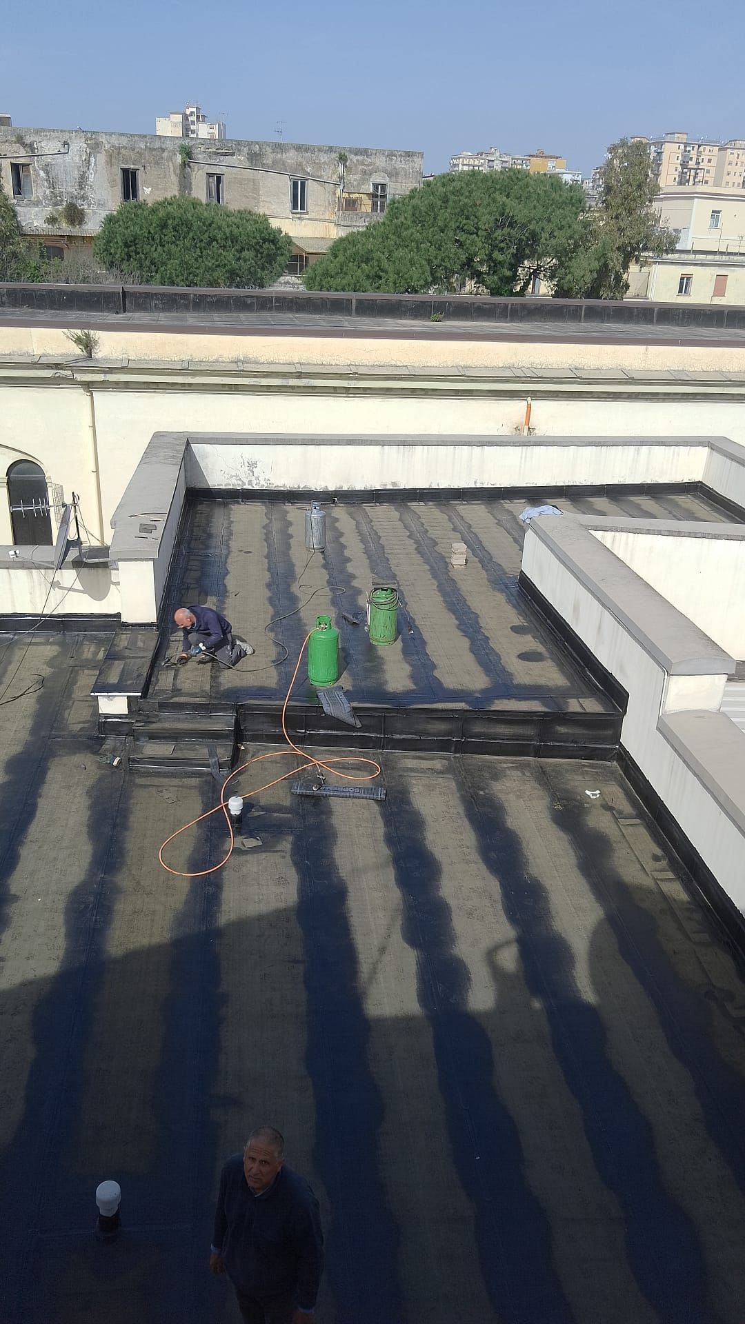 Un uomo sta lavorando sul tetto di un edificio.