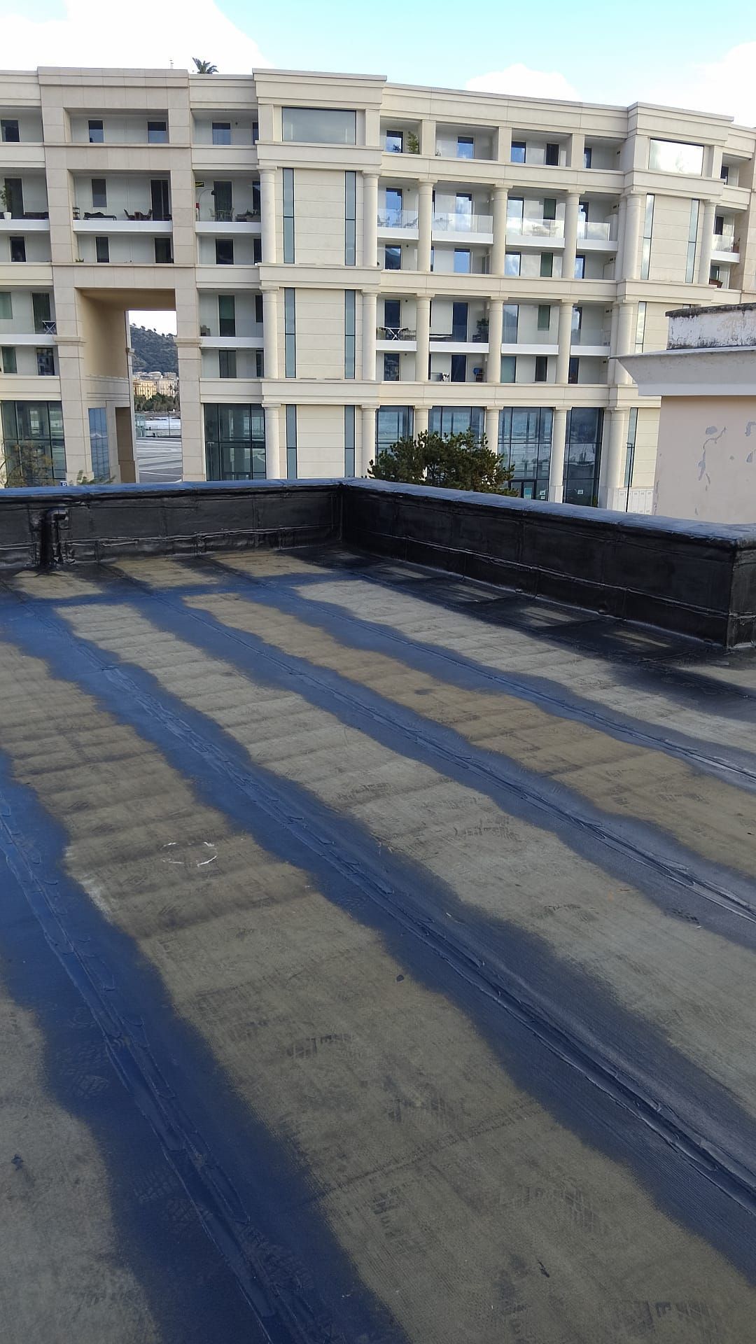 Il tetto di un edificio con un grande edificio sullo sfondo.