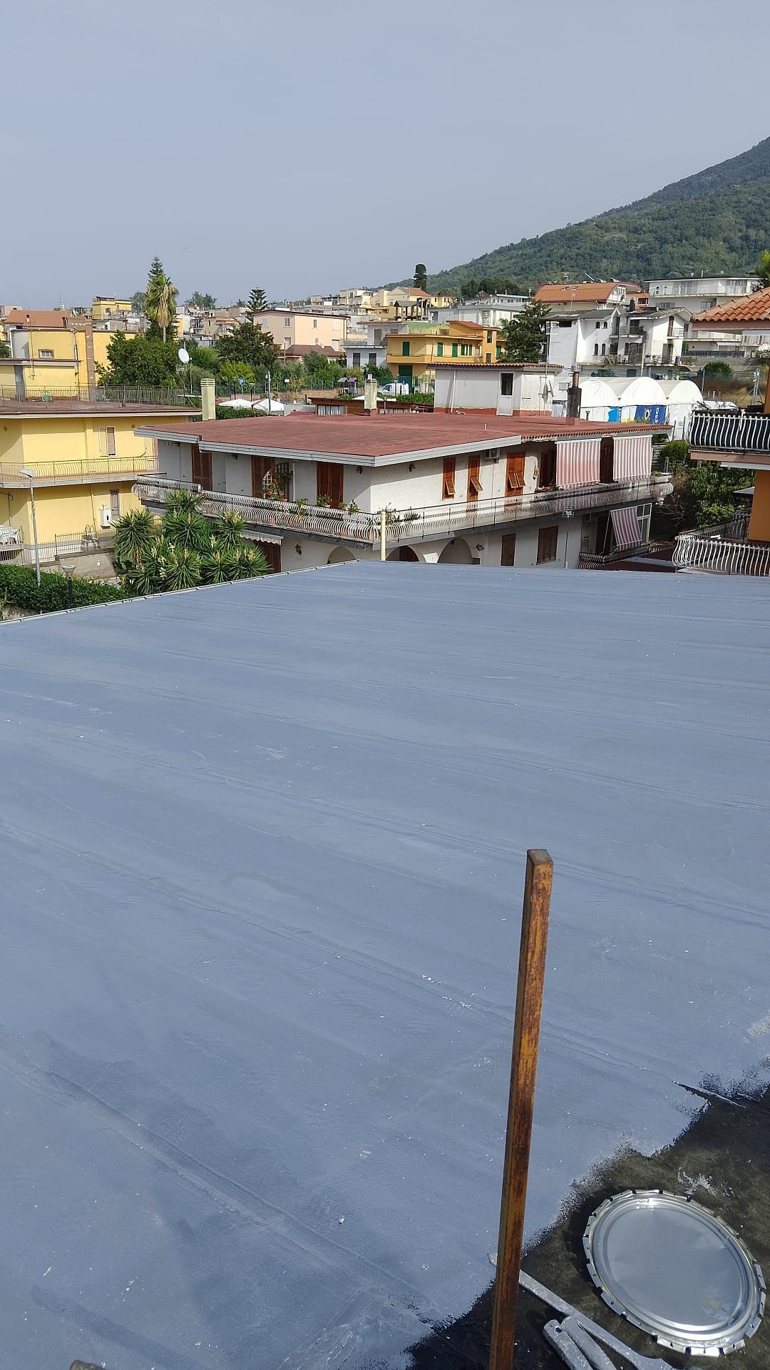 Una lattina di vernice è appoggiata sul tetto.