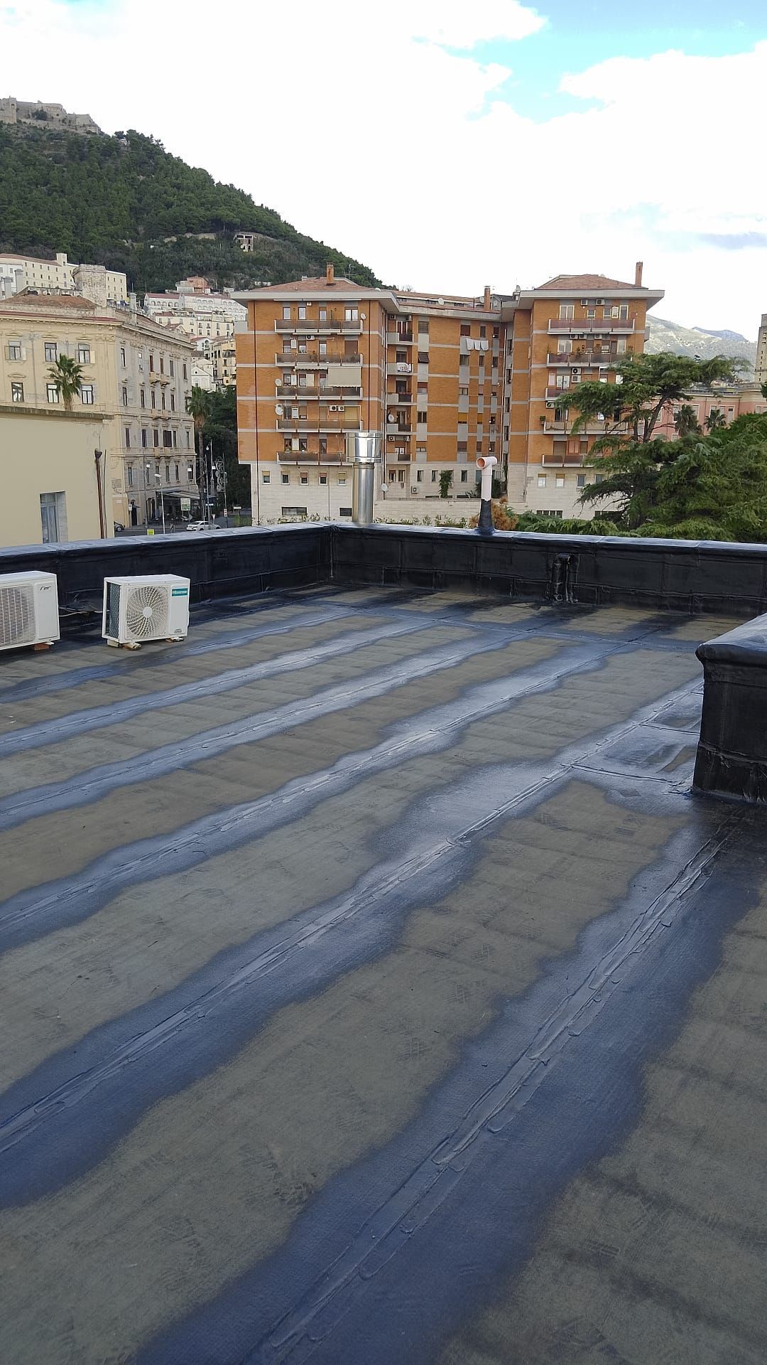 Un tetto con vista sulla città e sugli edifici