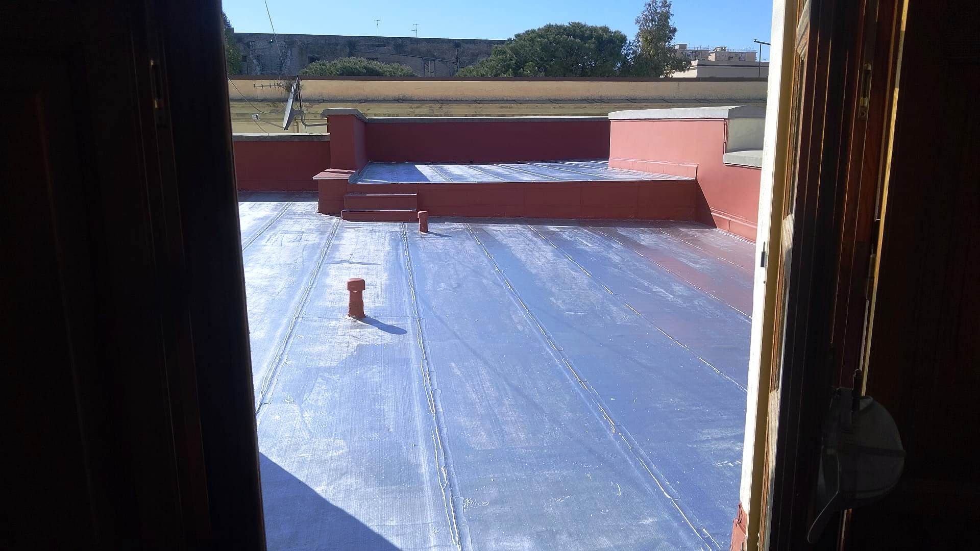 Una vista di un tetto da una finestra.