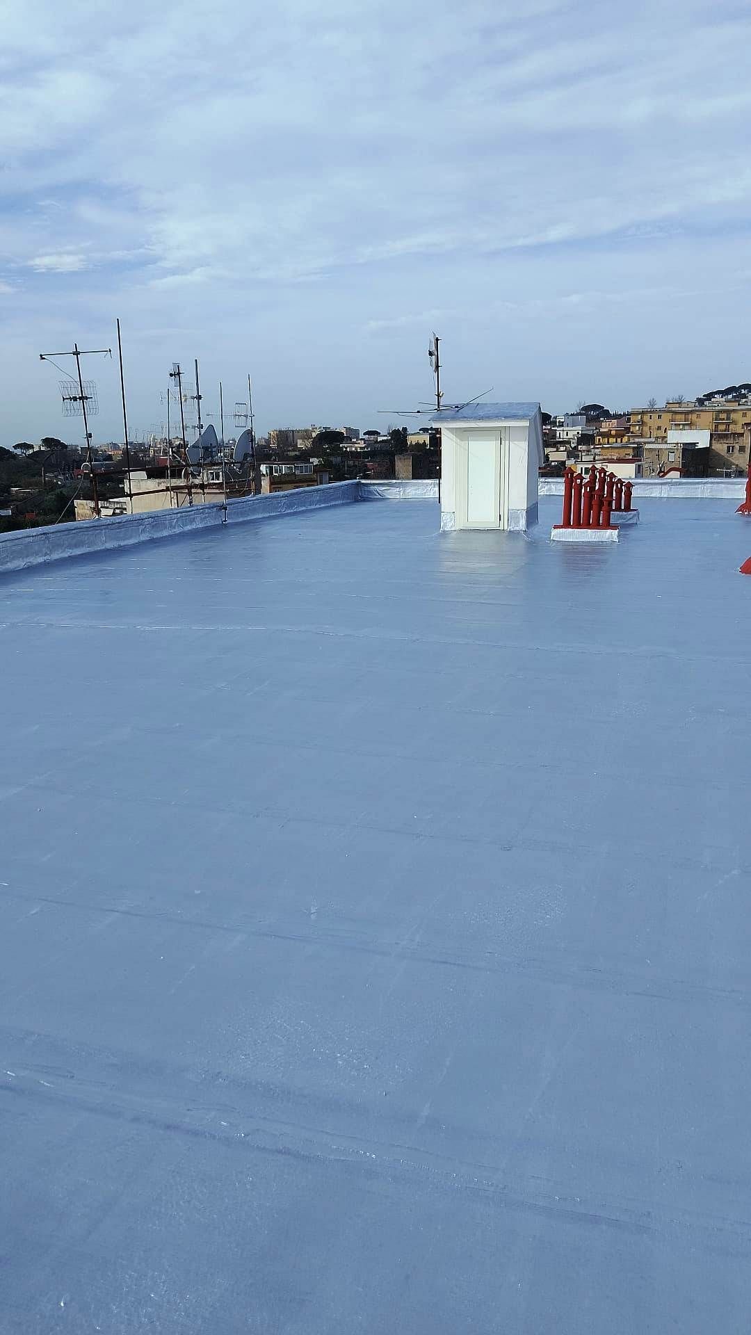 Un tetto blu con un camino in cima.