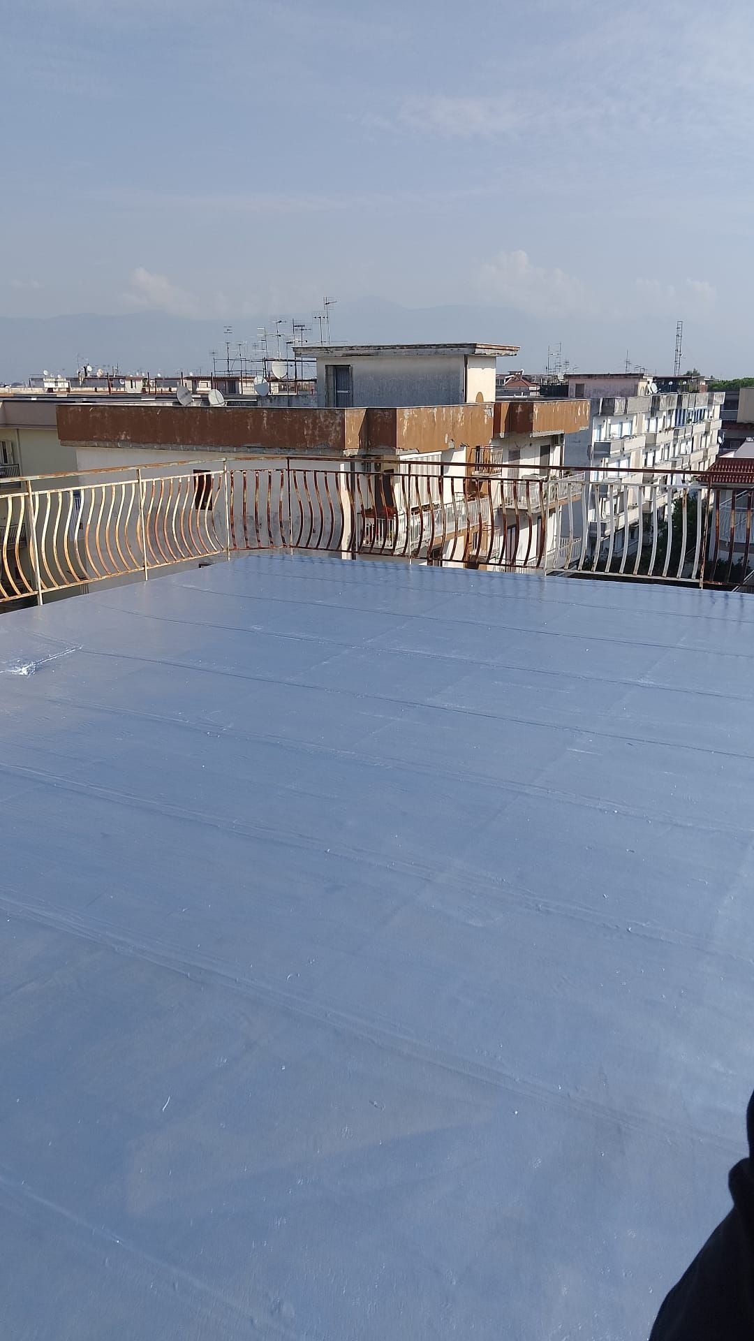 Una persona è in piedi su un tetto con vista sulla città.