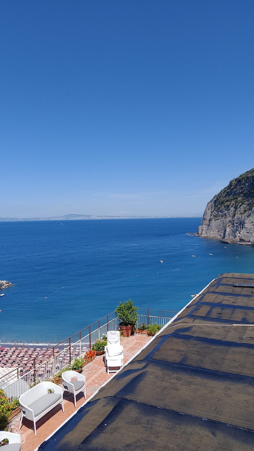 C'è una vista dell'oceano dal tetto di un edificio.