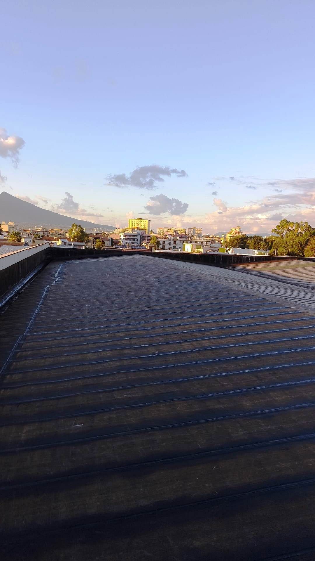 Una vista di una città dal tetto di un edificio.