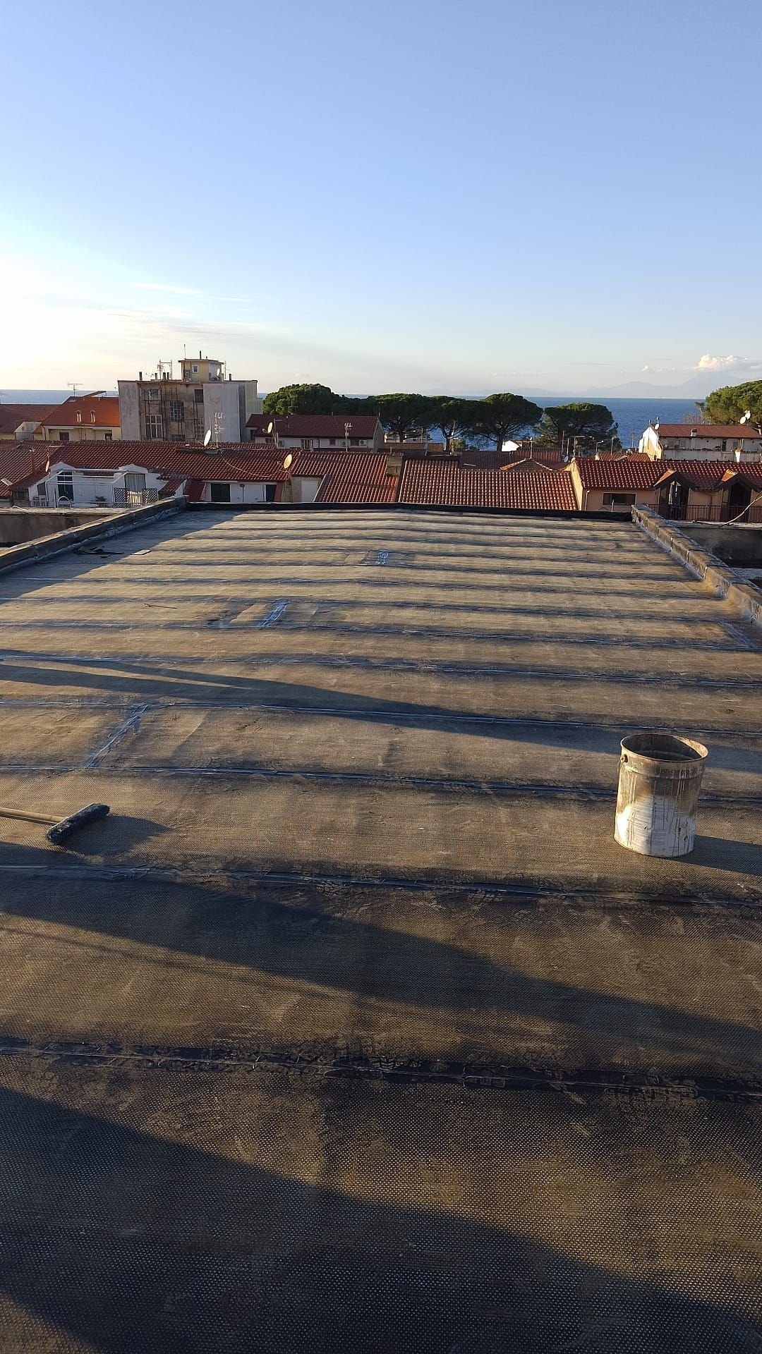 Il tetto di un edificio con vista sull'oceano.