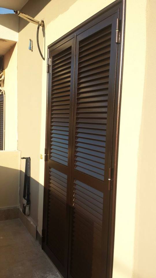 porta finestra con persiane scure