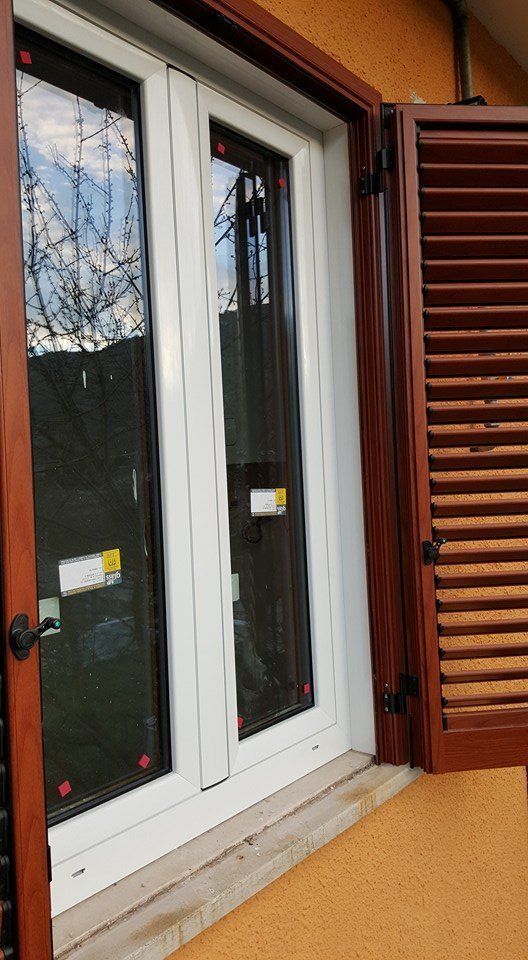 finestra con persiane aperte