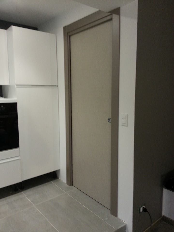 porta in legno chiaro