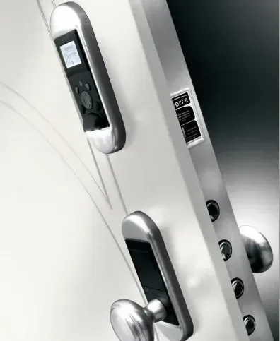 bagno moderno con pareti di colore oro