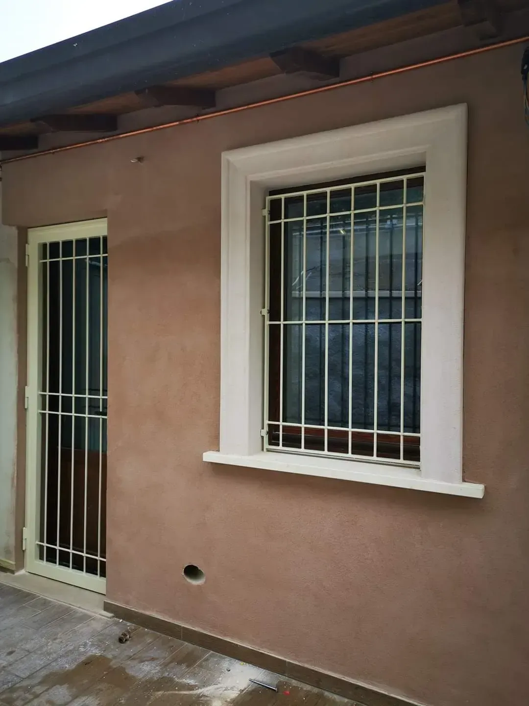 bagno moderno con pareti di colore oro