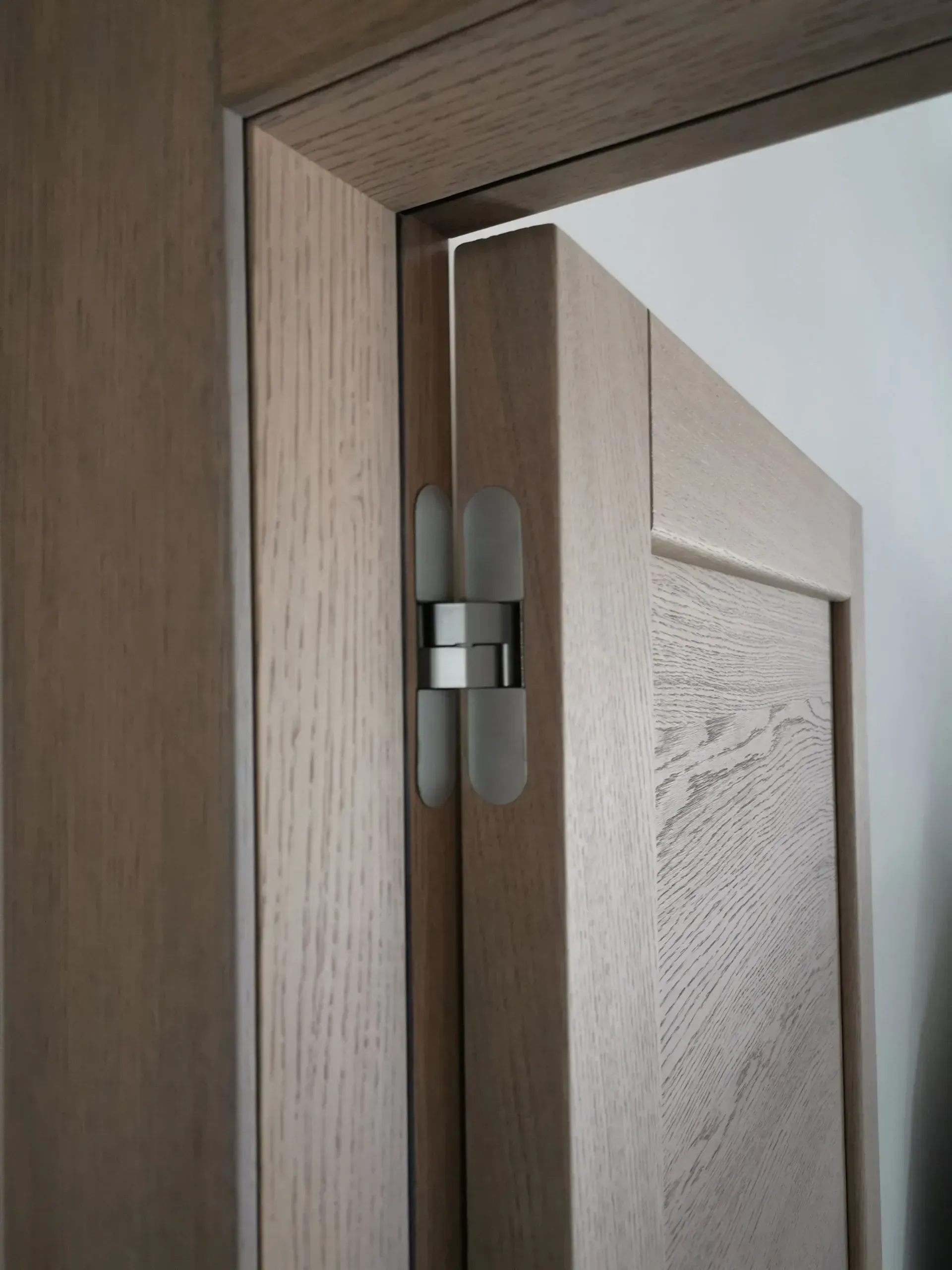 bagno moderno con pareti di colore oro