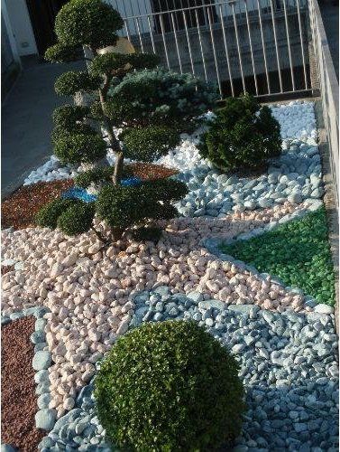 Aiuola con ciottoli bianchi