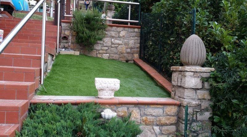 Giardino con grande pozzo