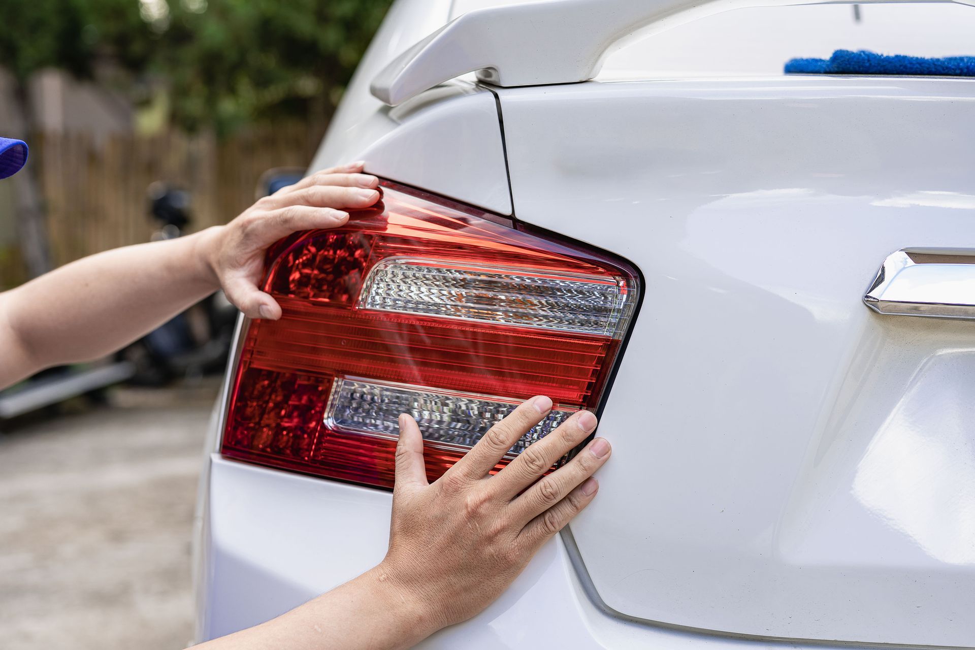 Seis cajitas dispuestas en semicírculo. Cada cajita blanca tiene un diseño rojo y negro.