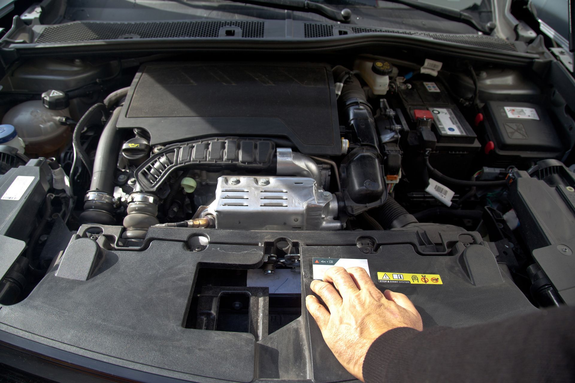 Dos piezas de automóvil, un filtro de combustible ACDelco y una bujía incandescente Bosch, sobre una superficie negra.