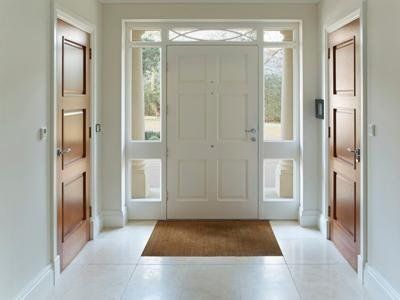 porta d'ingresso in legno bianco
