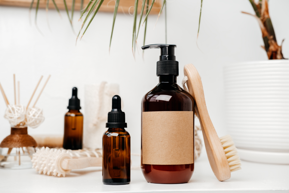 flaconi in vetro scuri per cosmetici